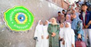 Gubernur Khofifah foto bersama dengan santri pendidikan membangun bangsa