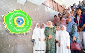 Gubernur Khofifah foto bersama dengan santri pendidikan membangun bangsa