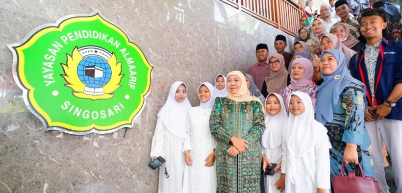 Gubernur Khofifah foto bersama dengan santri pendidikan membangun bangsa