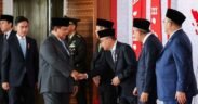 Prabowo dan gibran bersalaman dengan anggota pejabat lainnya Defisit 0 persen di 2027–2028