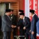 Prabowo dan gibran bersalaman dengan anggota pejabat lainnya Defisit 0 persen di 2027–2028