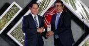 Jahja Setaatmadja berjabat tangan dan memegan piala tapi kabarnya jual 1 juta saham BBCA