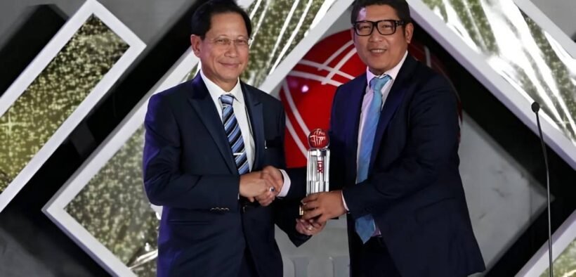 Jahja Setaatmadja berjabat tangan dan memegan piala tapi kabarnya jual 1 juta saham BBCA