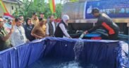 Khofifah indar parawansa kasih bantuan air bersih di Pacitan