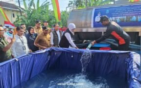 Khofifah indar parawansa kasih bantuan air bersih di Pacitan
