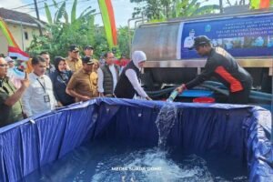 Gubernur Khofifah Salurkan Bantuan Air Bersih di Pacitan