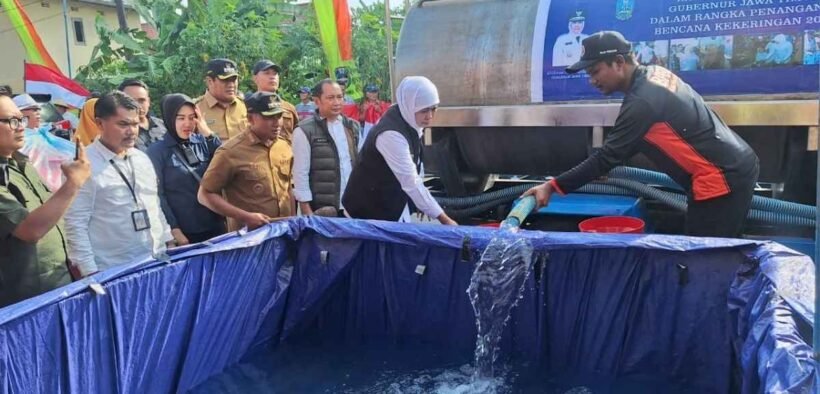 Khofifah indar parawansa kasih bantuan air bersih di Pacitan
