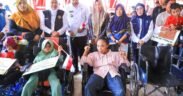 Khofifah indar parawansa bersama warga sampang dalam bantuan sosial sampang 2025