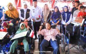Khofifah indar parawansa bersama warga sampang dalam bantuan sosial sampang 2025