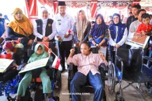 Khofifah Bagi Rp12,68 Miliar Bantuan Sosial Sampang 2025