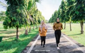 2 cewek berhijab sedang jogging merayakan Merdeka Run 2025