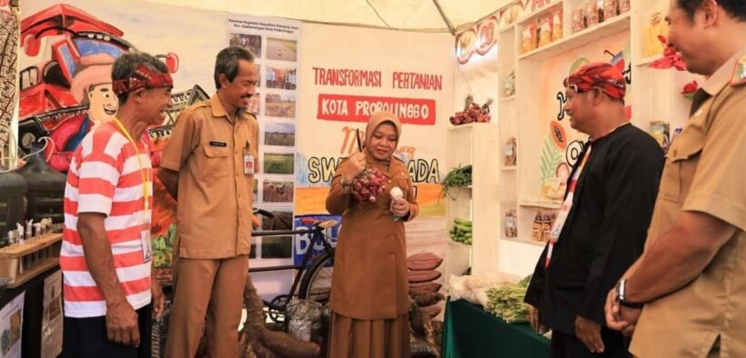 Wail kota probolinggo Ina dwi lestari melihat Pameran produk pertanian Probolinggo