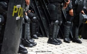 ilustrasi polisi melindungi