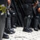 ilustrasi polisi melindungi
