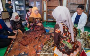 Khofifah indar parawansa melihat batik tulis sampang