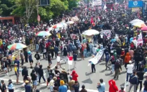 Aksi Demo ribuan warga di Alun-Alun Kota Pati, tepat di depan pintu masuk Pendopo Kabupaten, Rabu (13/8/2025), berakhir ricuh