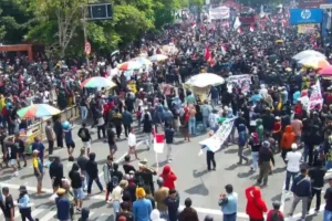 Ricuh Demo 50 Ribu Warga di Pati, Ini 5 Tuntutannya