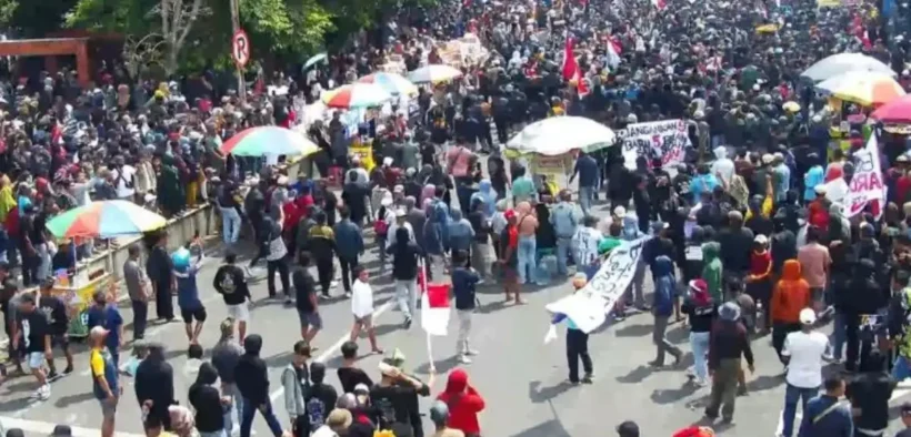 Aksi Demo ribuan warga di Alun-Alun Kota Pati, tepat di depan pintu masuk Pendopo Kabupaten, Rabu (13/8/2025), berakhir ricuh