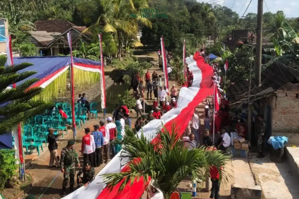 Rayakan HUT RI ke-80, Warga Kedungbanteng Bentangkan Bendera Raksasa Sepanjang 80 Meter