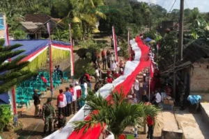 Rayakan HUT RI ke-80, Warga Kedungbanteng Bentangkan Bendera Sepanjang 80 Meter
