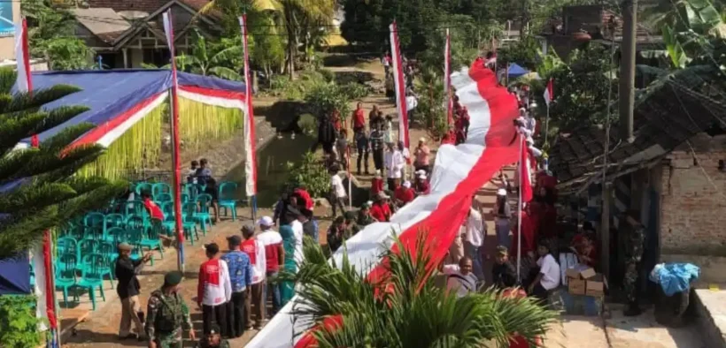 Rayakan HUT RI ke-80, Warga Kedungbanteng Bentangkan Bendera Raksasa Sepanjang 80 Meter