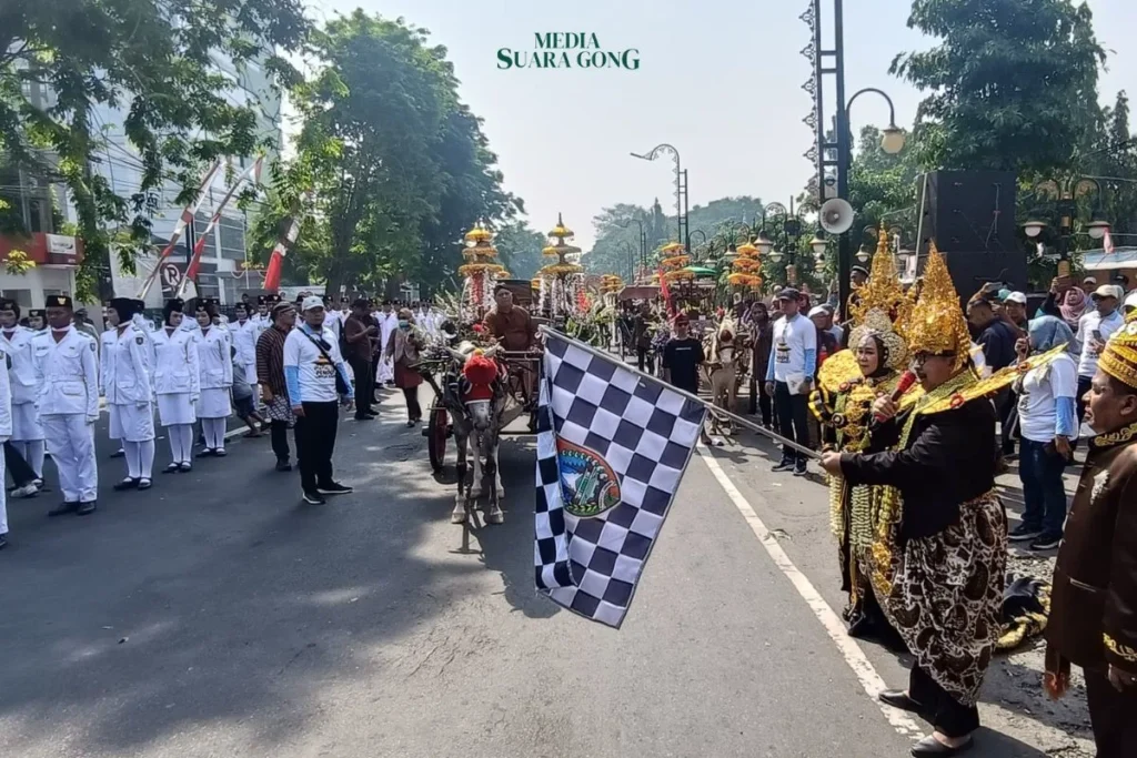 Ribuan masyarakat tumpah ruah di jalan utama untuk menyaksikan Pawai Mobil Hias dan Hasil Bumi yang digelar Pemerintah Kabupaten Jombang