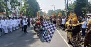 Ribuan masyarakat tumpah ruah di jalan utama untuk menyaksikan Pawai Mobil Hias dan Hasil Bumi yang digelar Pemerintah Kabupaten Jombang