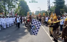 Ribuan masyarakat tumpah ruah di jalan utama untuk menyaksikan Pawai Mobil Hias dan Hasil Bumi yang digelar Pemerintah Kabupaten Jombang