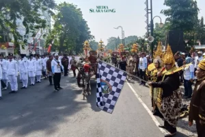 Meriah! Pawai Mobil Hias dan Hasil Bumi Warnai HUT ke-80 RI di Jombang