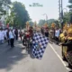 Ribuan masyarakat tumpah ruah di jalan utama untuk menyaksikan Pawai Mobil Hias dan Hasil Bumi yang digelar Pemerintah Kabupaten Jombang