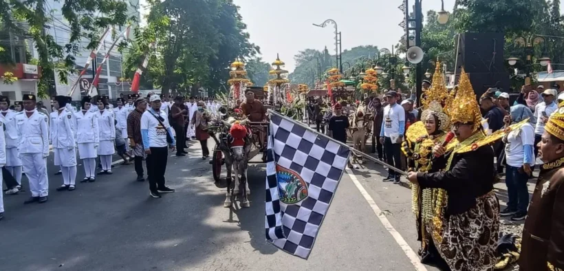 Ribuan masyarakat tumpah ruah di jalan utama untuk menyaksikan Pawai Mobil Hias dan Hasil Bumi yang digelar Pemerintah Kabupaten Jombang