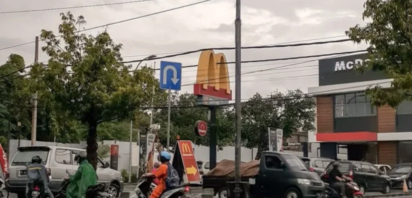 Warga Indonesia tampaknya harus menyiapkan payung sebelum beraktivitas hari ini, (25/8), karena beberapa daerah diperkirakan Hujan ringan