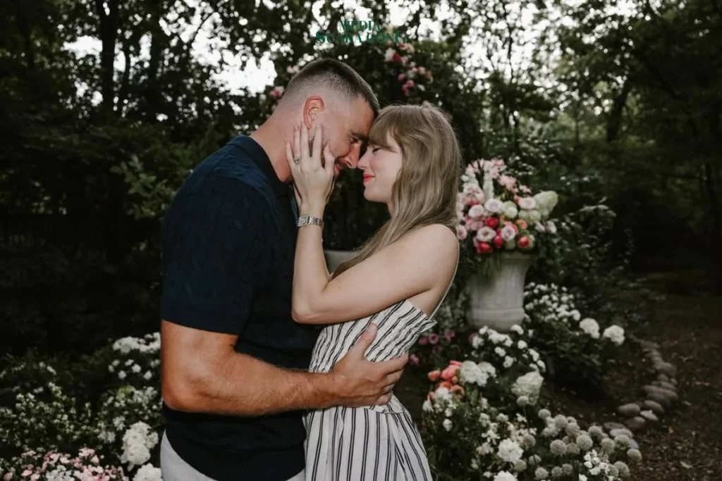 Kabar bahagia! Taylor Swift, penyanyi pop fenomenal, resmi bertunangan dengan bintang football profesional Travis Kelce.