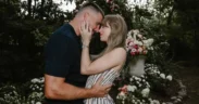 Kabar bahagia! Taylor Swift, penyanyi pop fenomenal, resmi bertunangan dengan bintang football profesional Travis Kelce.