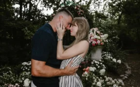 Kabar bahagia! Taylor Swift, penyanyi pop fenomenal, resmi bertunangan dengan bintang football profesional Travis Kelce.