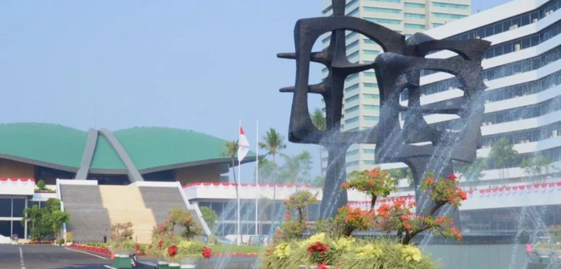 Ribuan buruh menggelar aksi demonstrasi di depan Gedung DPR RI dan Istana Negara, Kamis (27/8), tuntut Kenaikan UMP dan Hapus Outsourcing