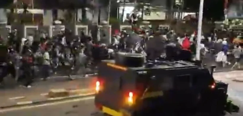 Tertangkap kamera, Mobil Rantis Brimob yang menabrak dan melindas Ojol, Affan Kurniawan. (Aye)