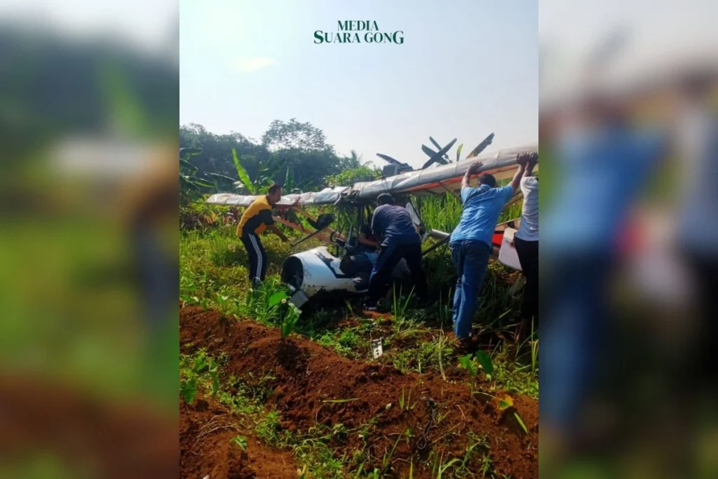 Sebuah pesawat latih dilaporkan jatuh di sekitar Tempat Pemakaman Umum (TPU) di Kabupaten Bogor, Minggu pagi, 3 Agustus 2025.
