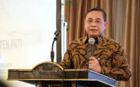 Nama Bupati Pati, Sudewo, tengah menjadi perbincangan nasional usai pernyataannya menantang masyarakat, pajak hingga mengundang trio srigala