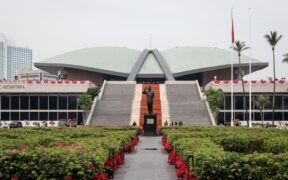 gedung dpr ri yang di desain oleh Soejoedi Wirjoatmodjo