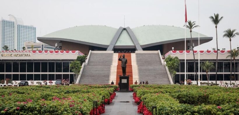 gedung dpr ri yang di desain oleh Soejoedi Wirjoatmodjo