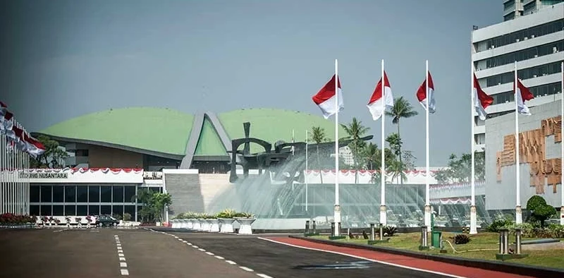 Wakil Ketua DPR Adies Kadir membantah kabar yang menyebut anggota legislatif menerima tunjangan rumah sebesar Rp3 juta per hari