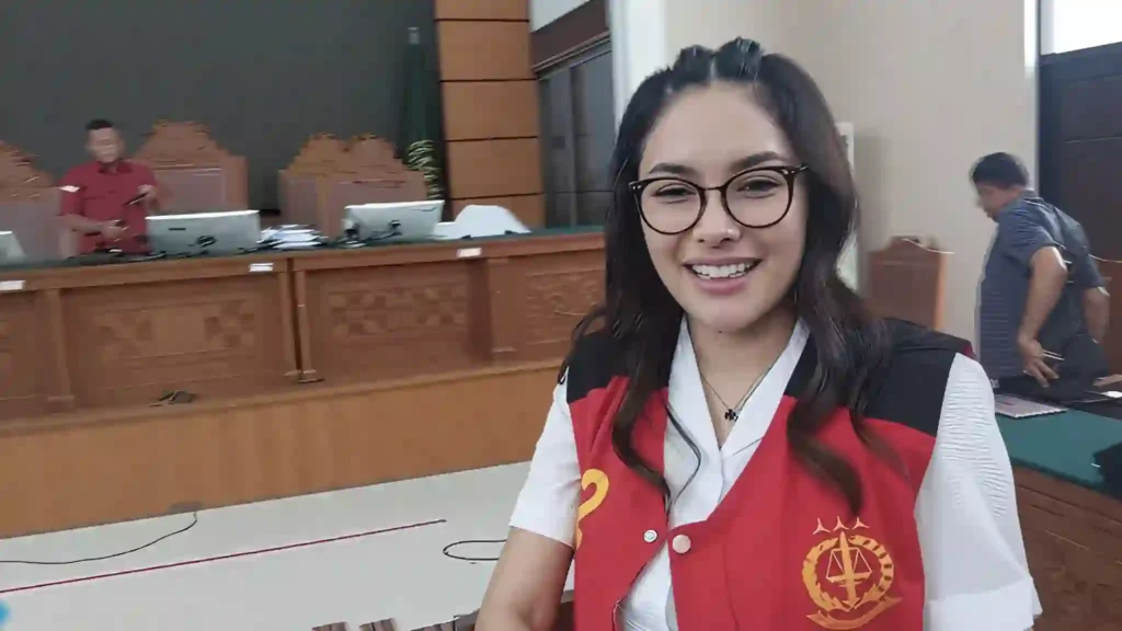 Sidang dugaan pemerasan dan tindak pidana pencucian uang (TPPU) yang melibatkan Nikita Mirzani kembali menyita perhatian publik. Bertempat di Pengadilan Negeri Jakarta Selatan pada Kamis (31/7/2025).