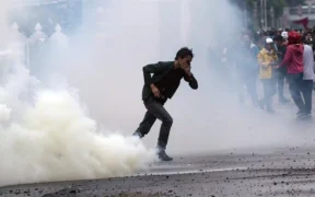 Pakar kesehatan mengingatkan bahwa dampak gas air mata tidak bisa disepelekan, dan perlu penggunaan yang benar!