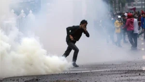 Bahaya Gas Air Mata, dari Sesak Napas hingga Risiko Kematian