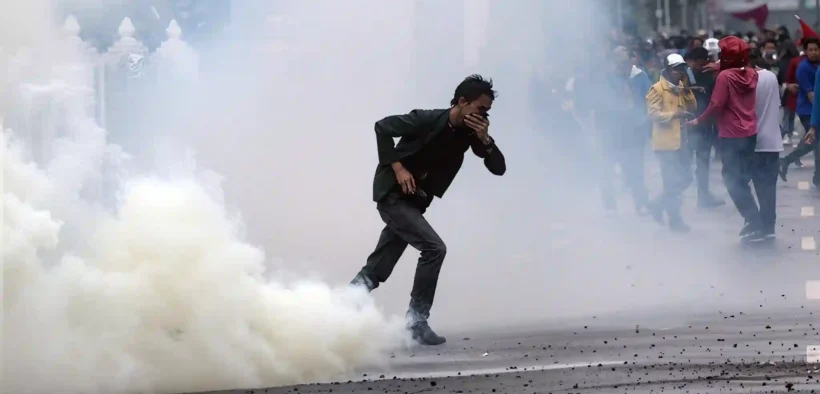 Pakar kesehatan mengingatkan bahwa dampak gas air mata tidak bisa disepelekan, dan perlu penggunaan yang benar!