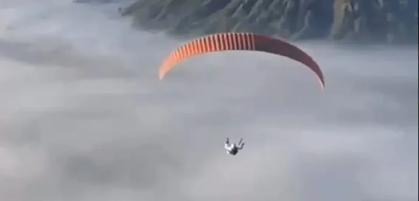 Khofifah Murka Ada yang Main Paralayang di Gunung Bromo