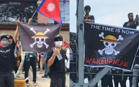 Ribuan demonstran dari kalangan Gen Z mengibarkan bendera Jolly Roger milik kru Luffy saat turun ke jalan memprotes sensor, korupsi, dan kepemimpinan Perdana Menteri K.P. Sharma Oli (Dok: X/@safeddil).