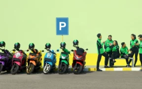 Pemerintah memastikan akan memberikan perlindungan sosial bagi Driver Ojol dan Freelance mulai semester II-2025. 