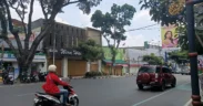 Banyak toko dan kios di sepanjang jalan utama kayutangan memilih menutup usahanya sementara waktu, Takut akan Aksi Kericuhan Massa